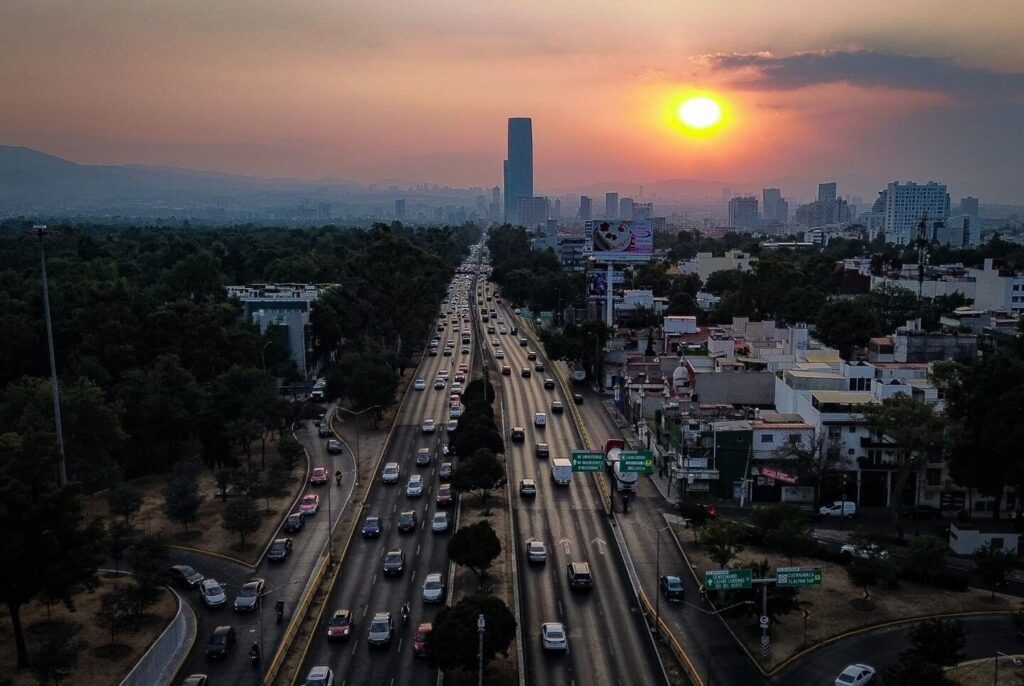 Aerorental México elevando las ciudades mexicanas con plataformas y montacargas para construcción y mantenimiento.