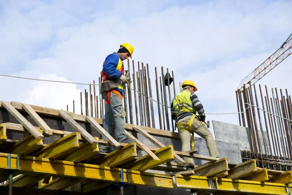 Trabajadores de Aerorental realizando labores en altura con equipos de seguridad y plataformas elevadoras.